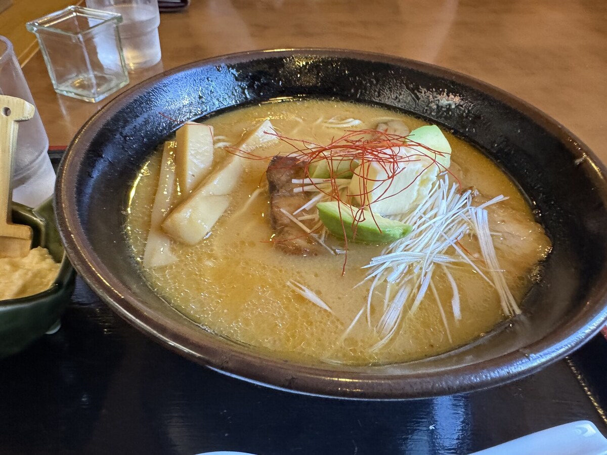 アボカドとバターの創作味噌ラーメン