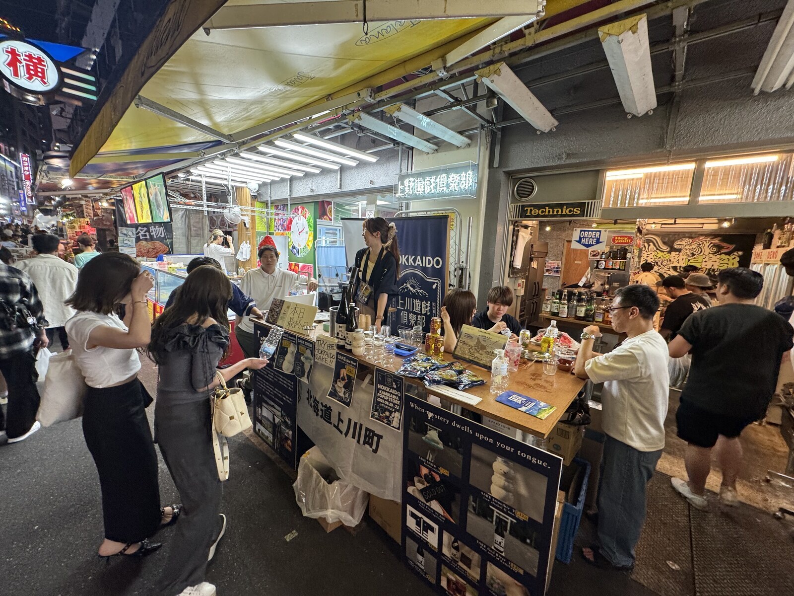 ブース前に集まる来場者