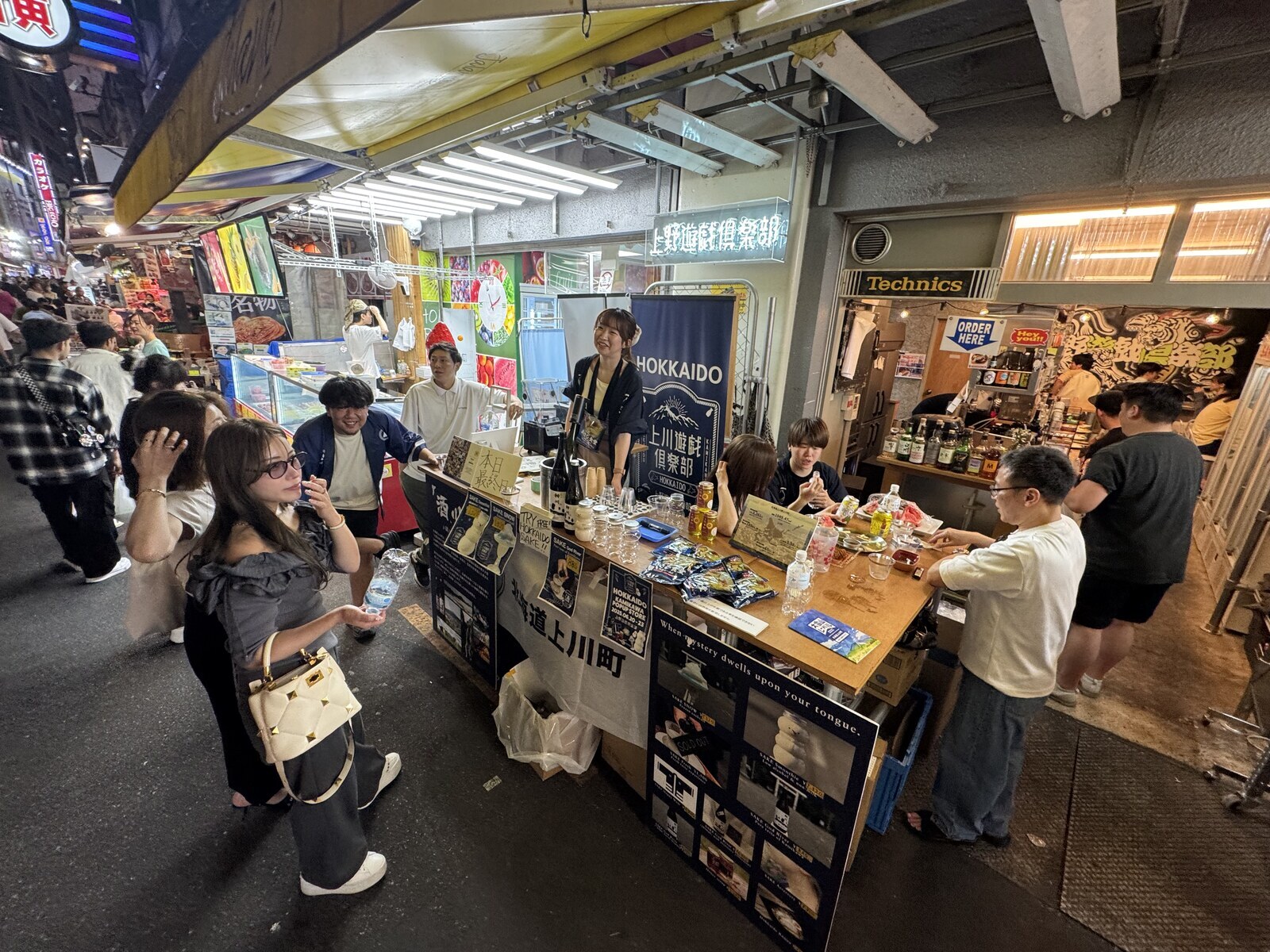 ブースを囲んで飲む来場者