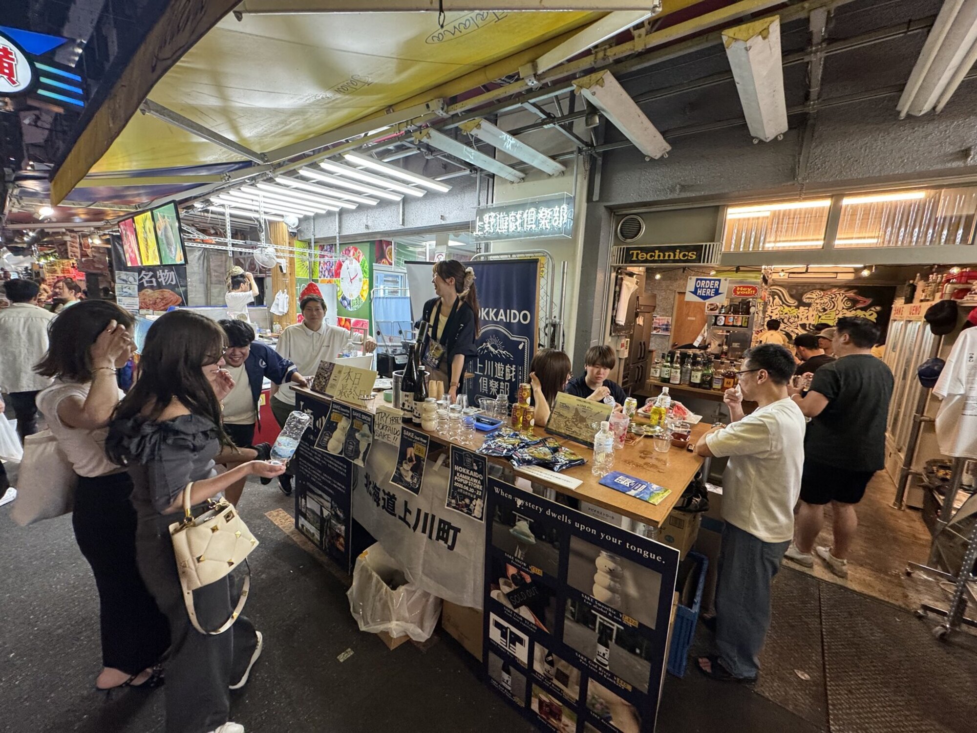 賑わう上野遊戯倶楽部の店頭